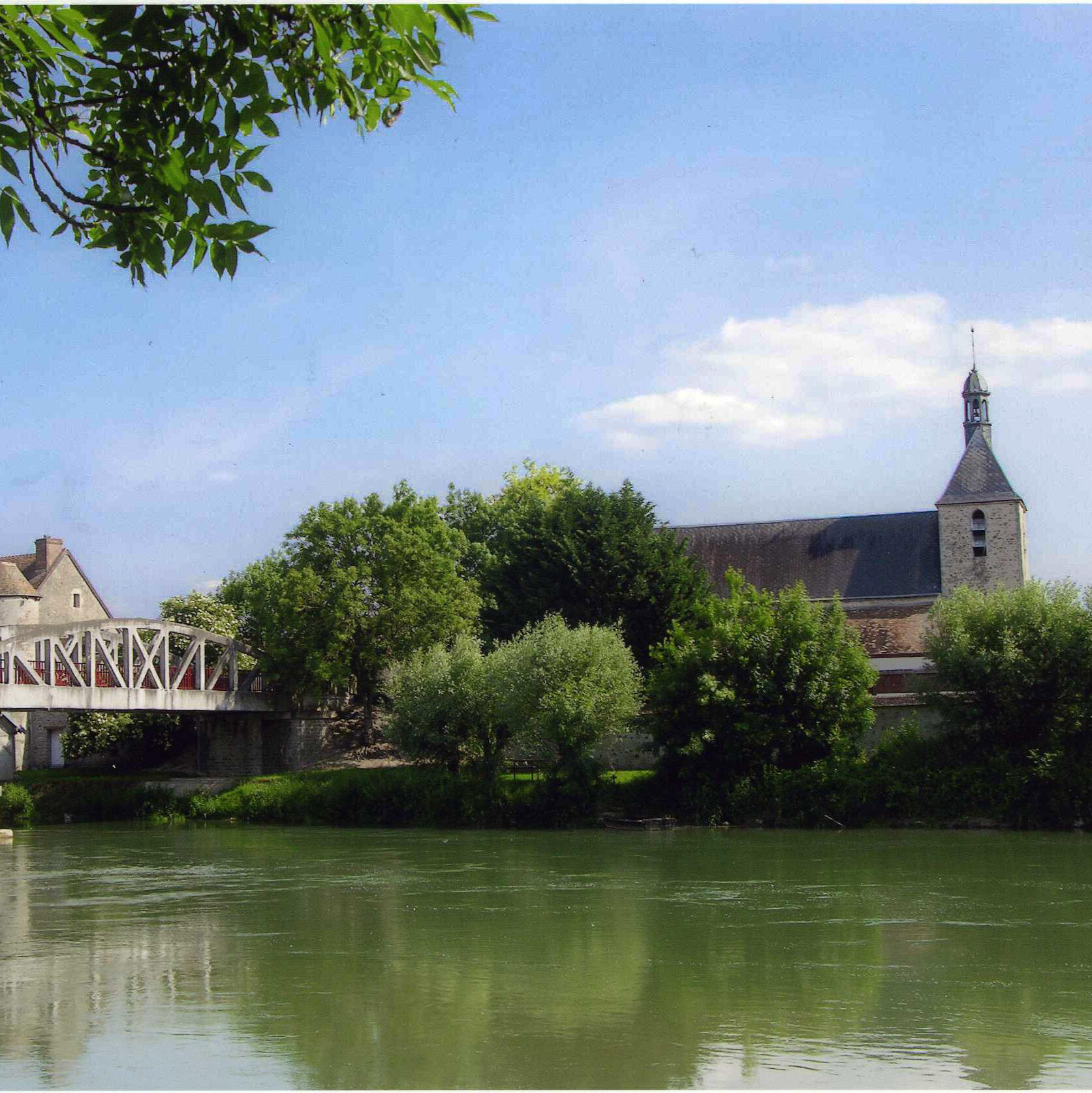 Marnay-sur-Seine Vue de l'église de Marnay-Sur-Seine depuis l'autre côté du Pont